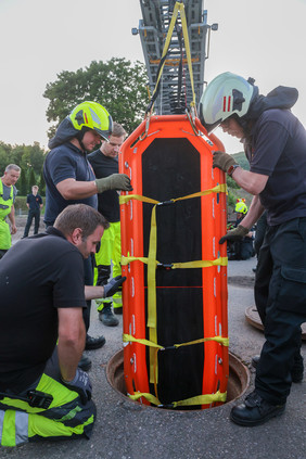 Feuerwehrmänner mit Schleifkorbtrage