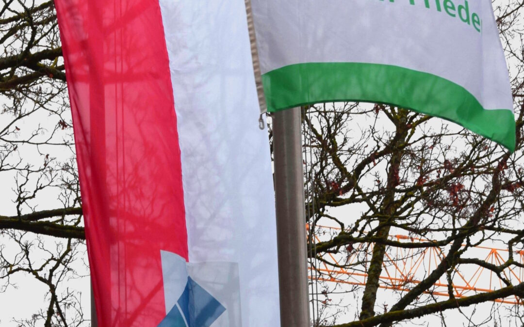 2. Jahrestag des russischen Überfalls auf die Ukraine: Stadt Schwelm hisst Mayors for Peace-Flagge